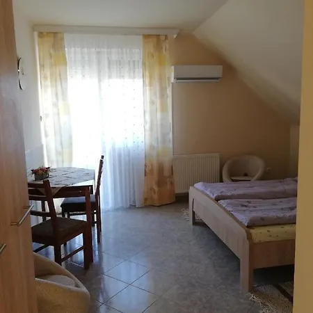 Imola Es Andrea Apartmanhaz *