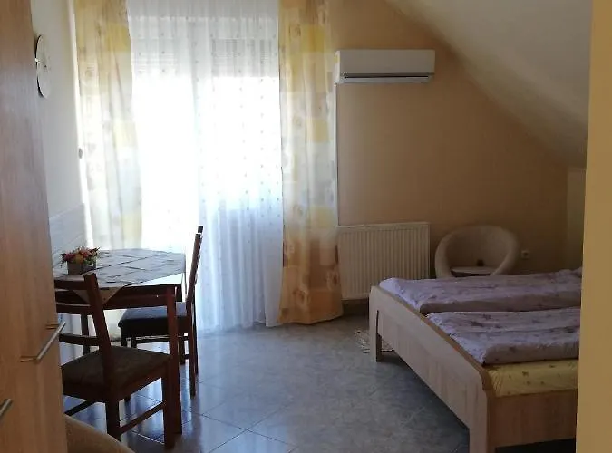 Imola Es Andrea Apartmanhaz *